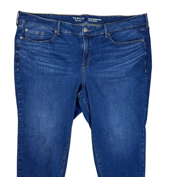 Torrid SHORT Perfect Boyfriend Mid Rise Medium Wash Ankle Stretch Denim Jeans - Picture 3 of 12